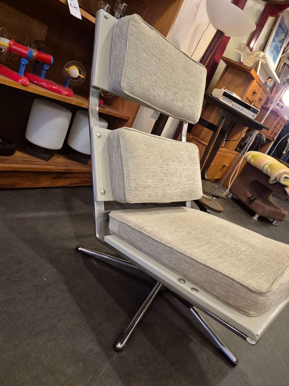prototype  designstoel van chroom en stoffenbekleding, Ophalen