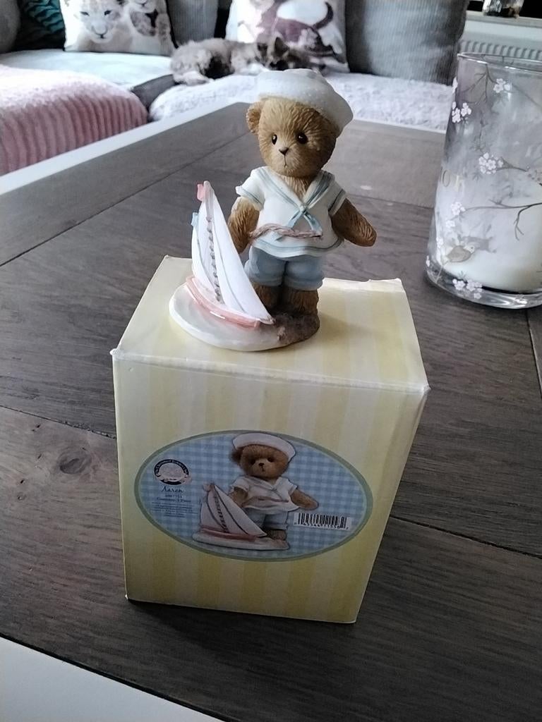 Beeldje cherished teddie's in matrozenpak met zeilboot, Ophalen of Verzenden, Zo goed als nieuw, Dier