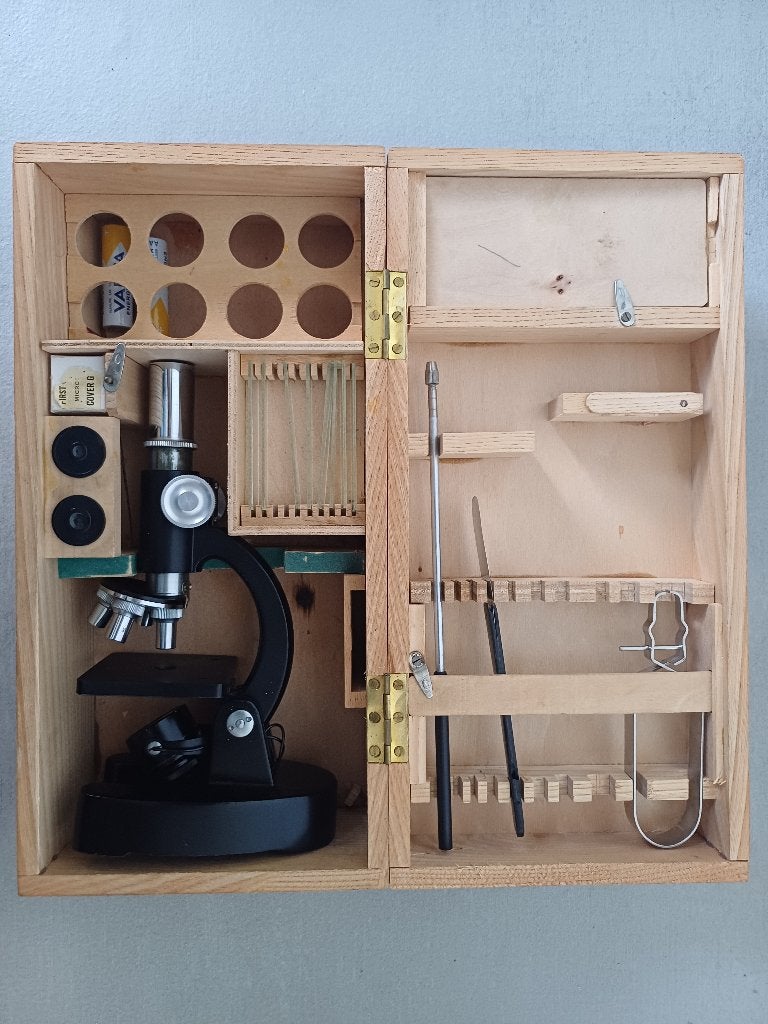 Kleine microscoop met bijbehorende accessoires., Ophalen, Gebruikt, Minder dan 400x, Biologische microscoop