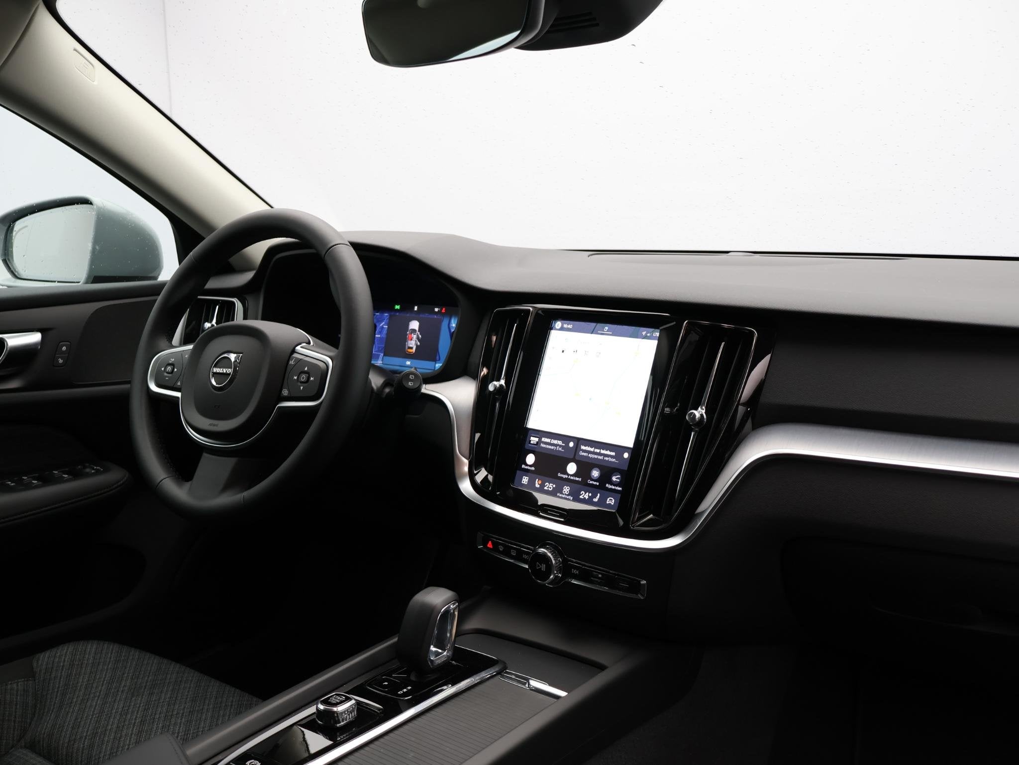 Volvo V60 B4 197PK Essential Edition / Stoel-, stuurwiel- &, Automatische klimaatregeling, Stof, 4 cilinders, 1634 kg