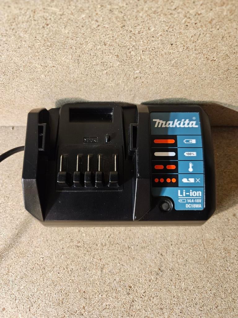 Makita DC18WA Acculader nieuwstaat, Ophalen, Zo goed als nieuw