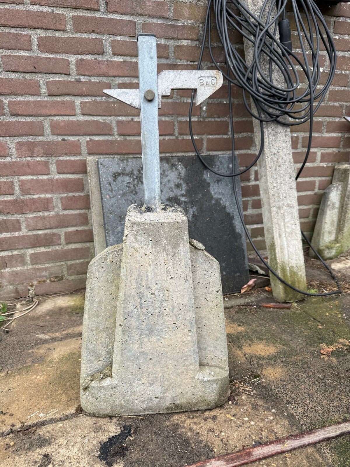Twee B&G hekvangers met betonnen voet - Nieuwstaat, Tuin en Terras, Ophalen, Nieuw, IJzer, Overige typen