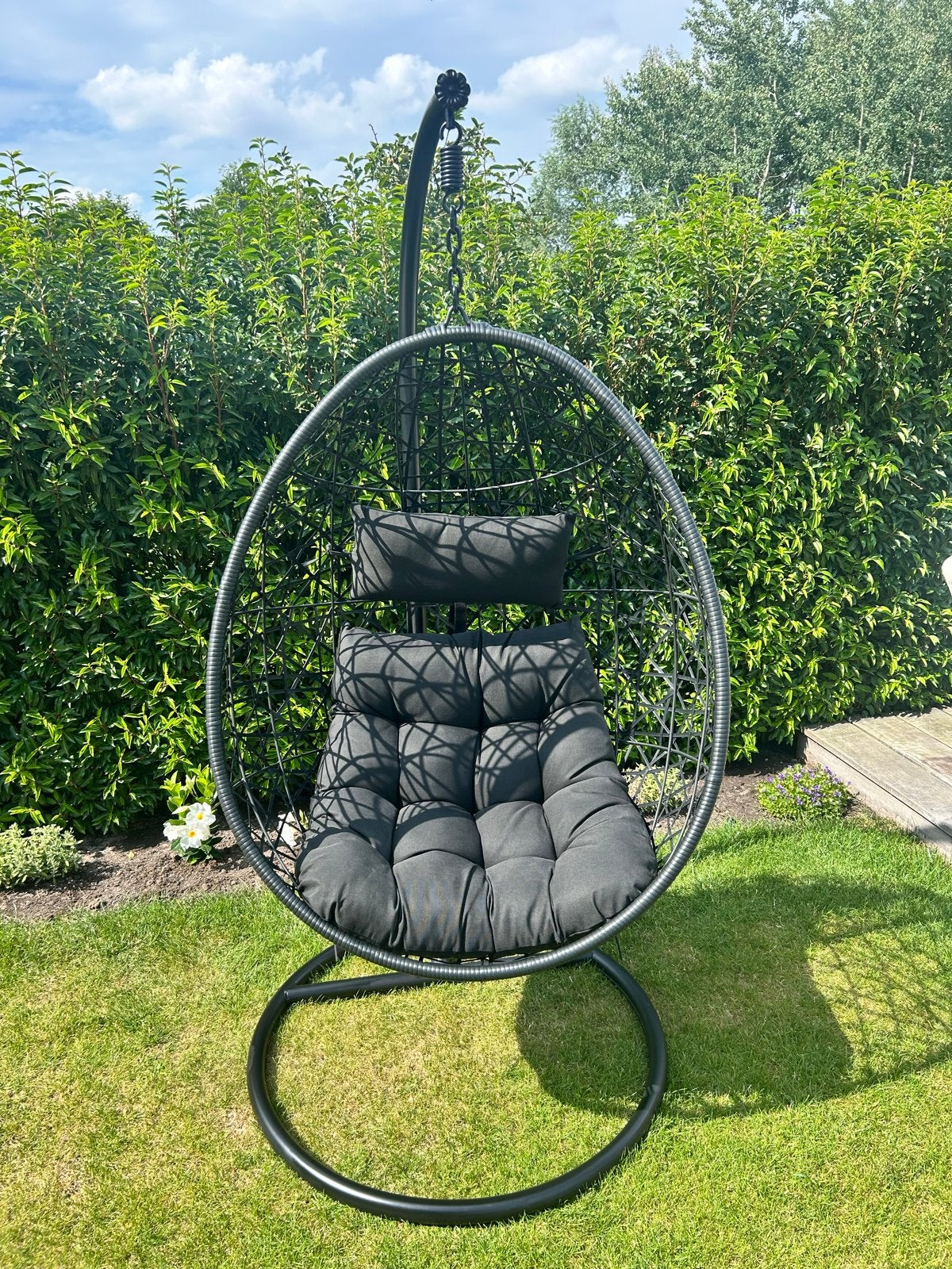 Zwarte hangstoel met standaard en kussens, Ophalen, Zo goed als nieuw, Wicker