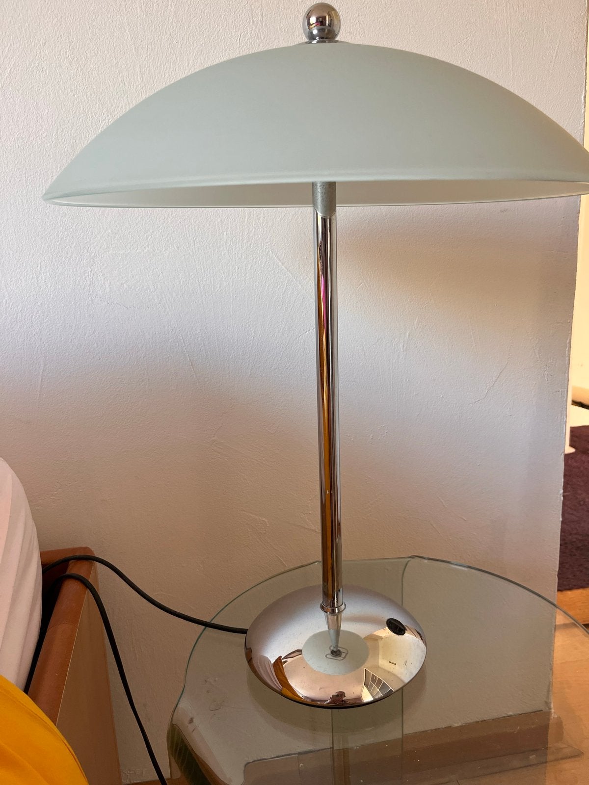 Moderne tafellamp met chromen voet en glazen kap, Ophalen, Met schakelaar, E27 (groot), Schemerlamp