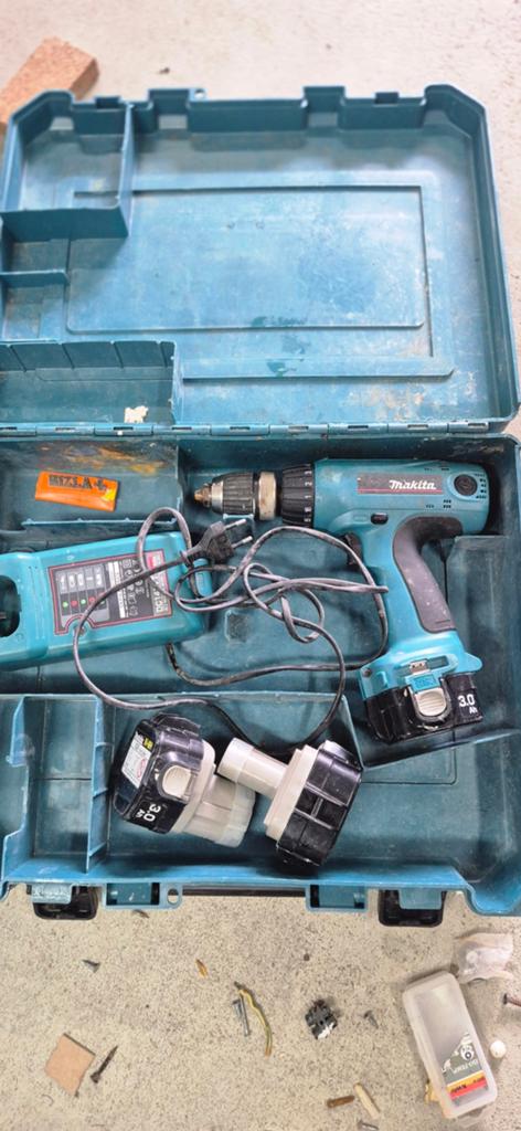 Makita Accu Boormachine met Lader en 2 Accu's, Doe-het-zelf en Verbouw, Gereedschap | Boormachines, Ophalen of Verzenden