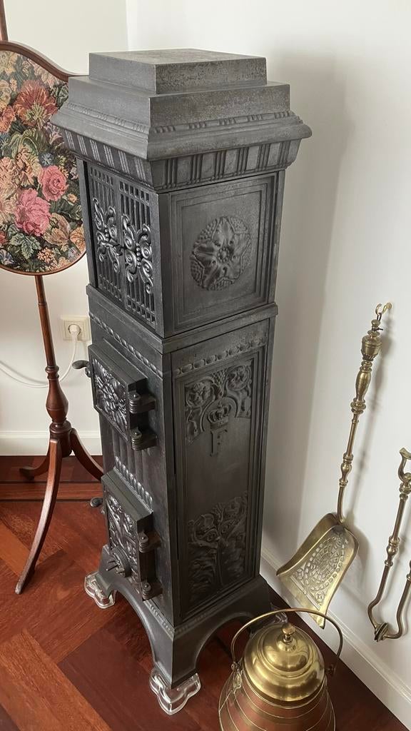 Antieke gietijzeren kachel met kroon en 'F' decoratie, Huis en Inrichting, Kachels, Gebruikt, Overige brandstoffen, Ophalen of Verzenden