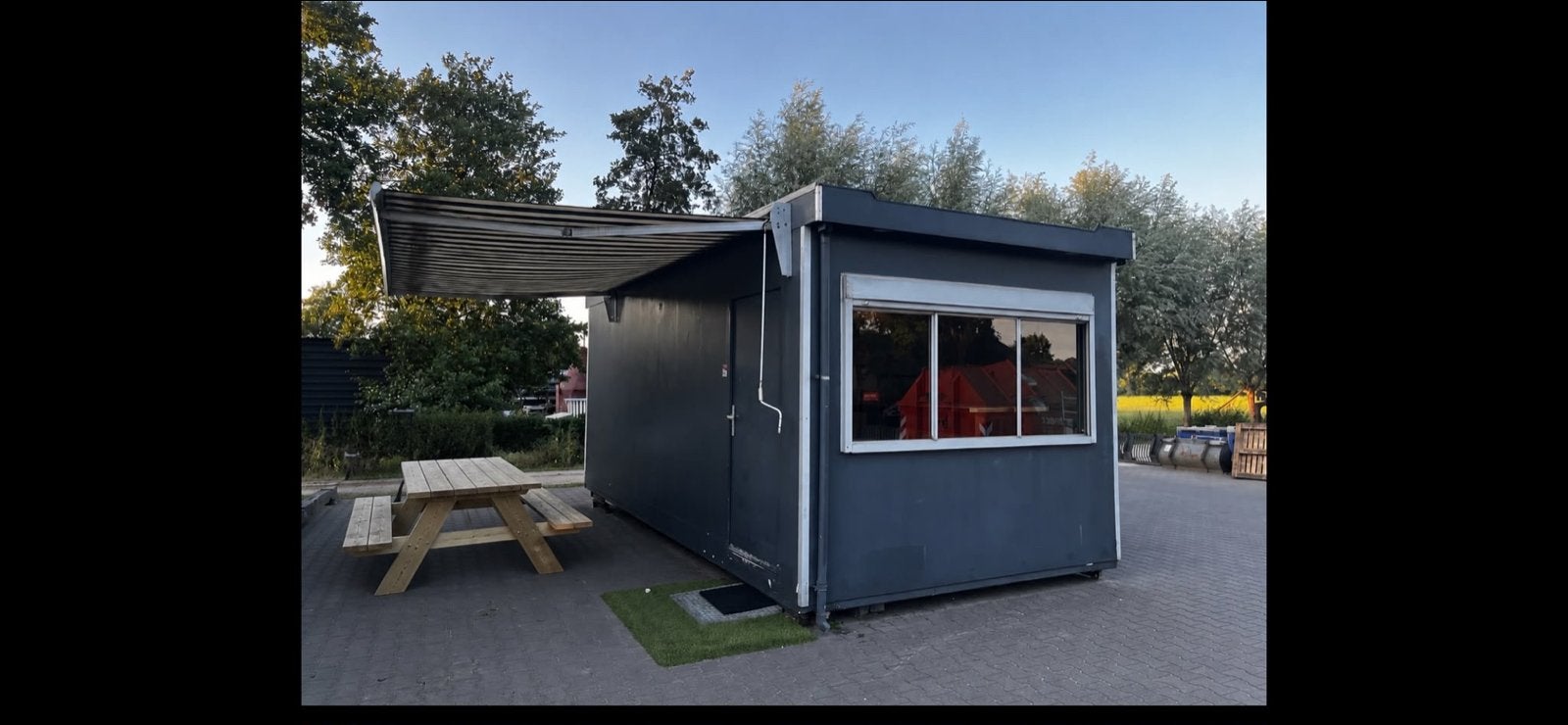 Mobiele kantoorunit/bar met luifel en meubilair, Ophalen