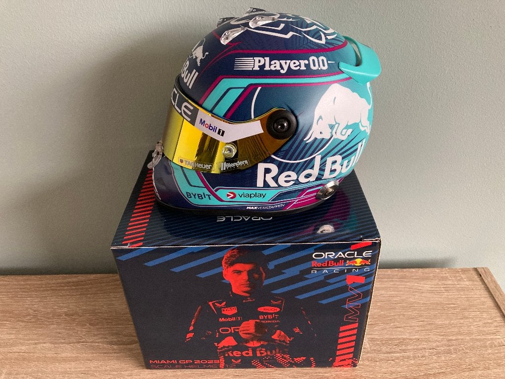 ✅ Max Verstappen 1:2 helm 2023 Miami Red Bull RB19 Schuberth, Ophalen of Verzenden, Nieuw, Formule 1
