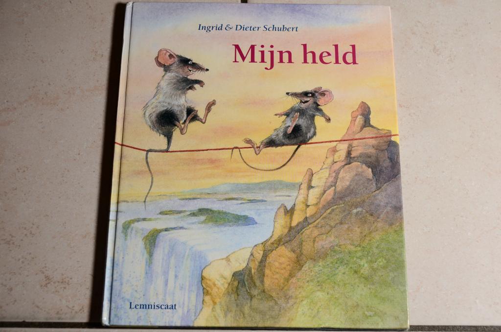 Mijn held / Ingrid & Dieter Schubert, Boeken, Kinderboeken | Kleuters, Zo goed als nieuw, Fictie algemeen, Voorleesboek, Ophalen of Verzenden