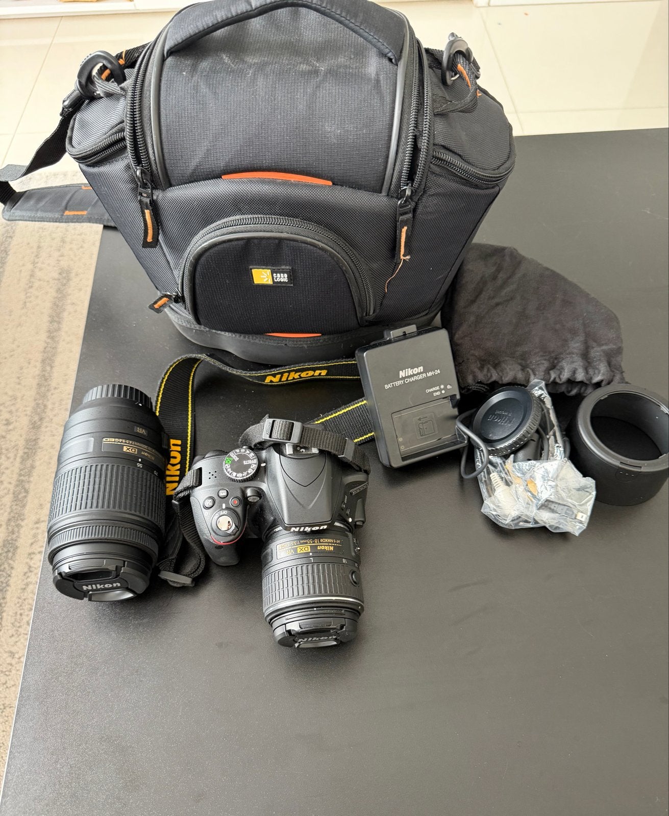 Nikon D3300 DSLR camera met twee lenzen en accessoires, Autofocus, Nikon, Zo goed als nieuw, Nikon F-mount