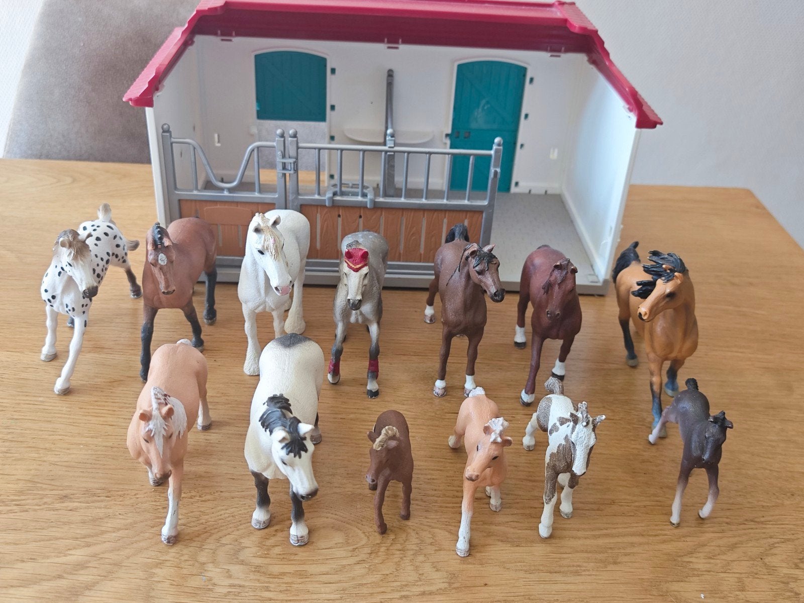 Schleich paardenstal met 13 paarden en veulens, Ophalen of Verzenden