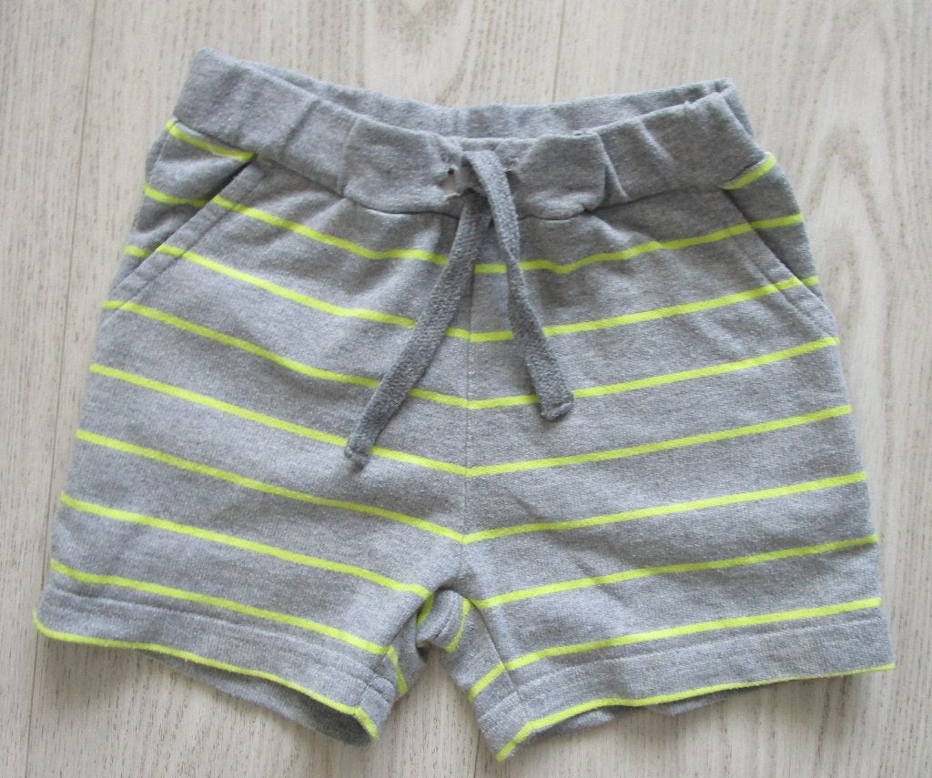 Name It Grijze Short met Neon Strepen – Maat 98, Broek, Ophalen of Verzenden, Zo goed als nieuw, Jongen