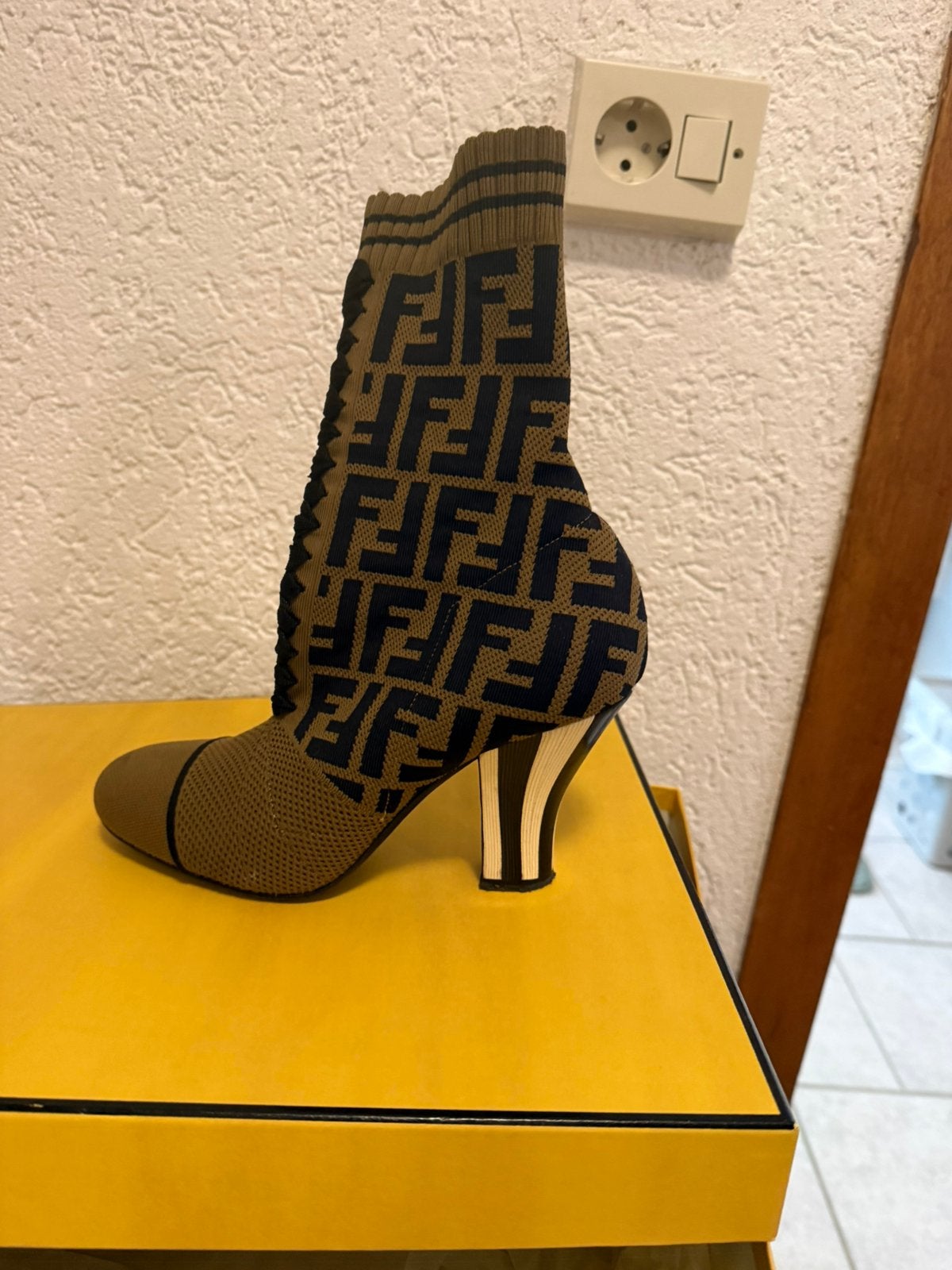 Fendi sok laarsje origineel, Kleding | Dames, Schoenen, Ophalen of Verzenden, Zo goed als nieuw, Bruin