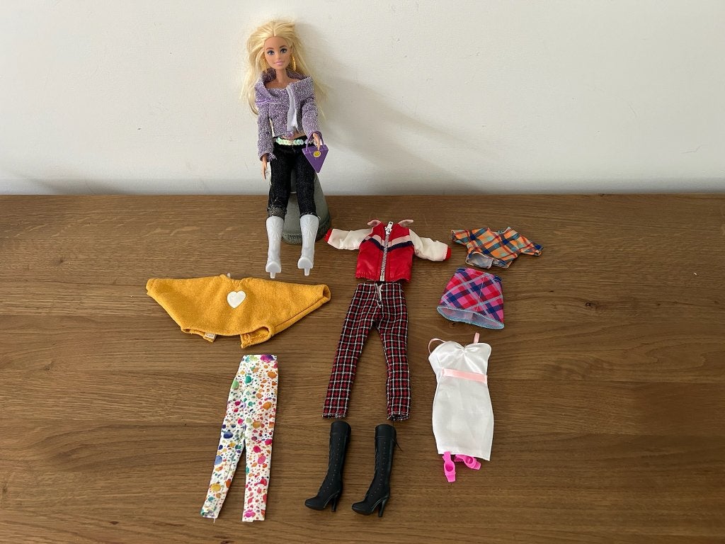 Barbie Pop met 5 complete outfits! In goede staat!, Ophalen of Verzenden, Zo goed als nieuw, Barbie
