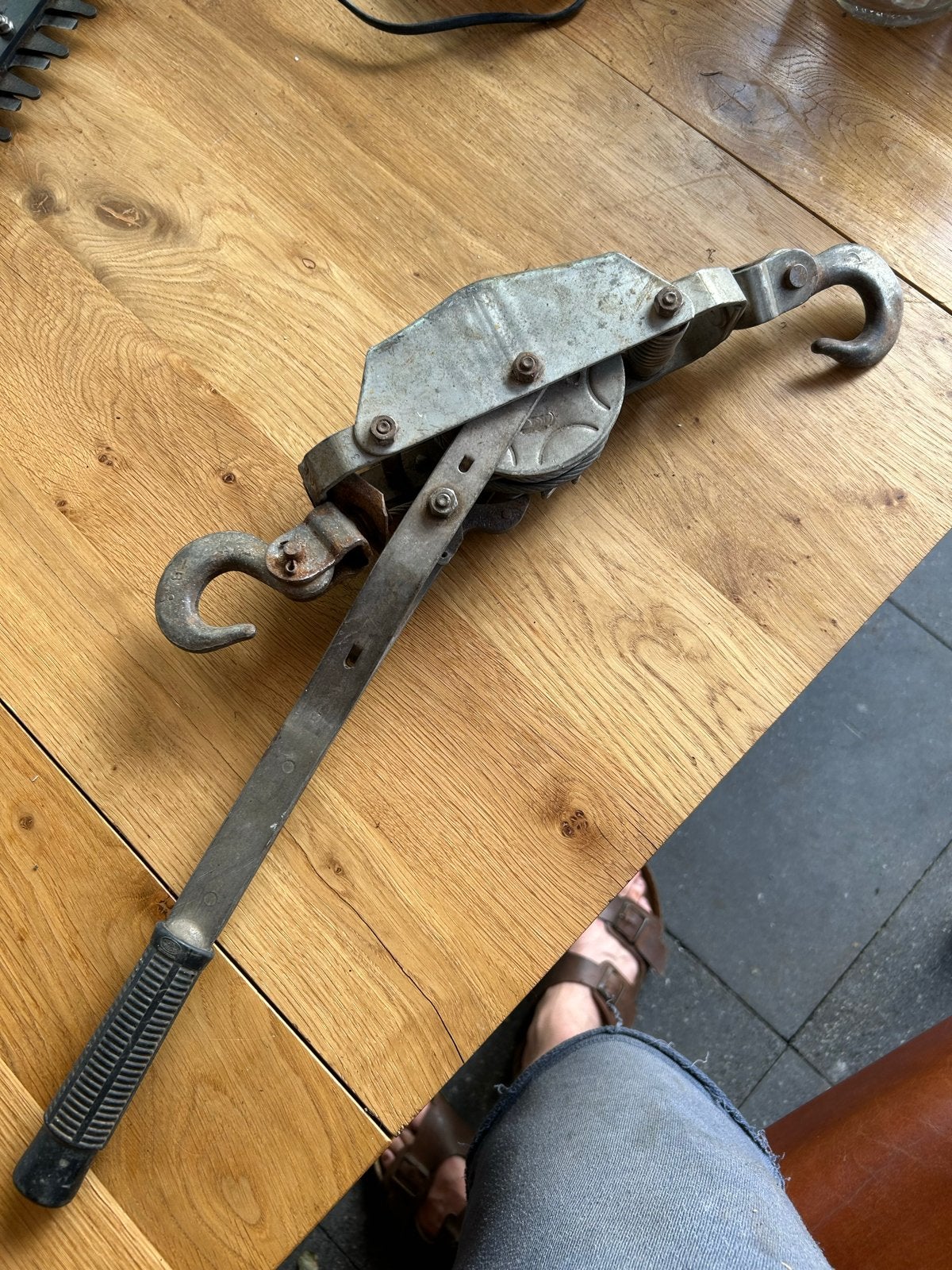 Oude, degelijke stalen handlier / kabeltrekker 2 ton, Ophalen of Verzenden, Gebruikt, Handmatig