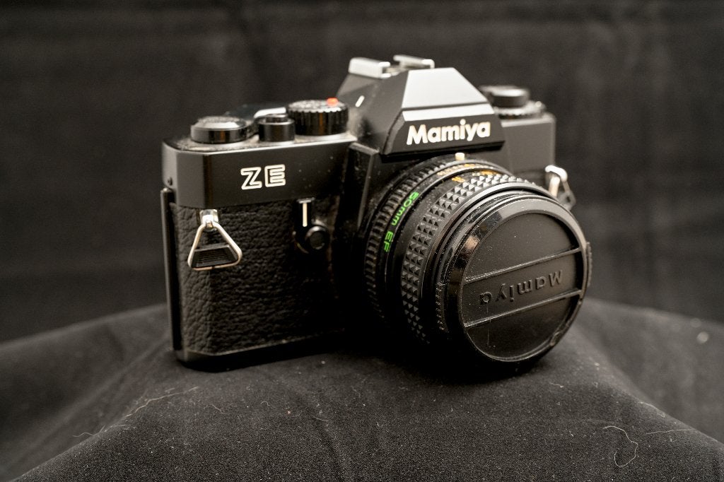 Mamiya ZE Quartz SLR 35mm Film Camera Sekor EF 50mm F1.7, Audio, Tv en Foto, Fotocamera's Analoog, Ophalen of Verzenden, Spiegelreflex