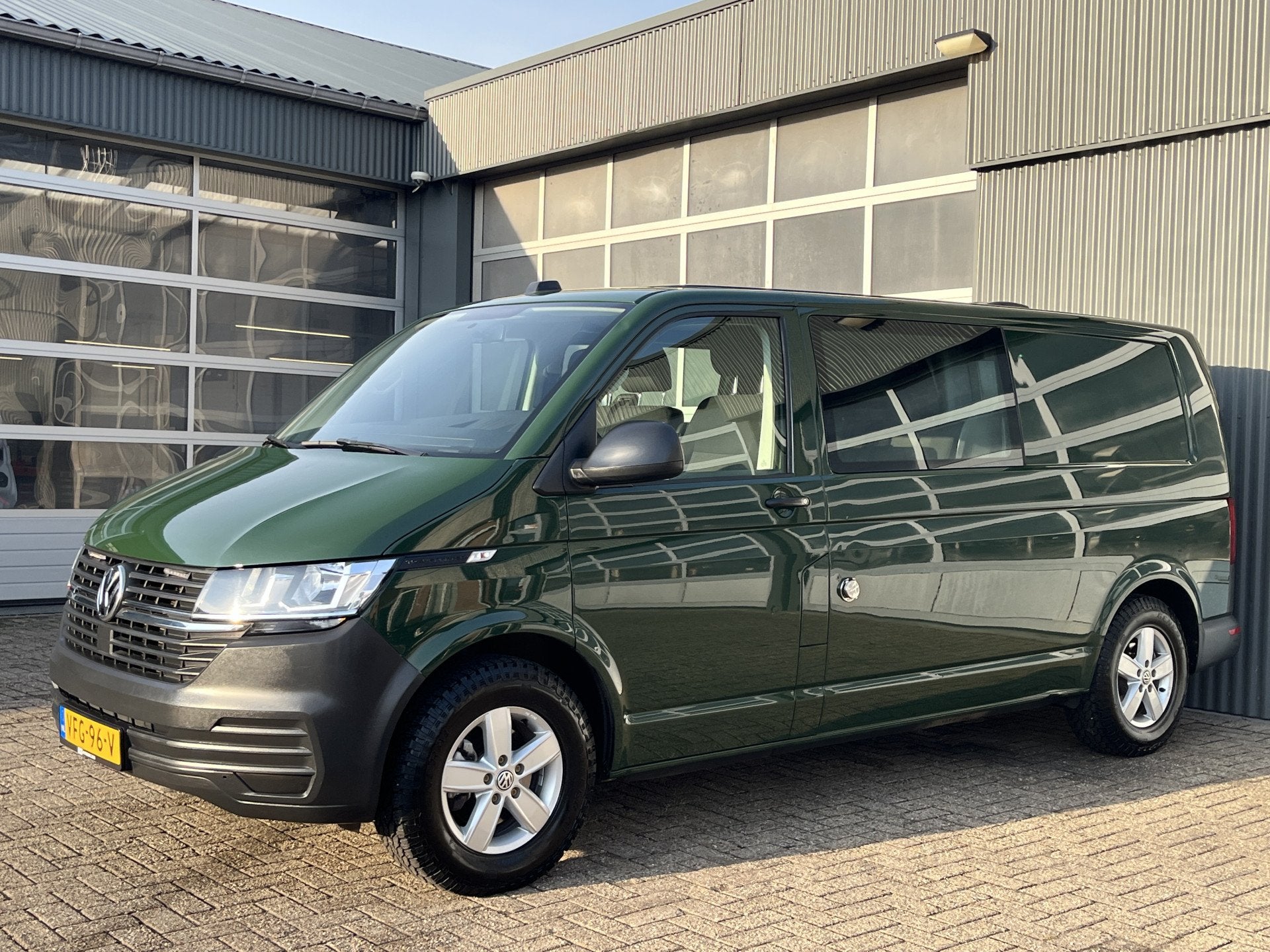 Volkswagen Transporter 2.0 TDI L2H1 4x4 DC 150pk 4 motion Bp, Voorwielaandrijving, Dealer onderhouden, Stof, Gebruikt
