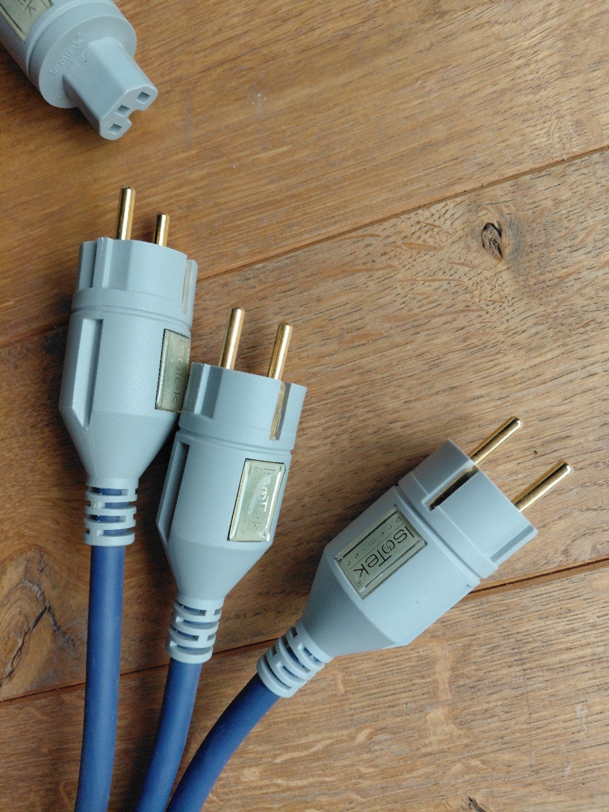 IsoTek EVO 3 premier (2 stuks) 1.5 m, Ophalen, Zo goed als nieuw, Minder dan 2 meter, Overige kabels