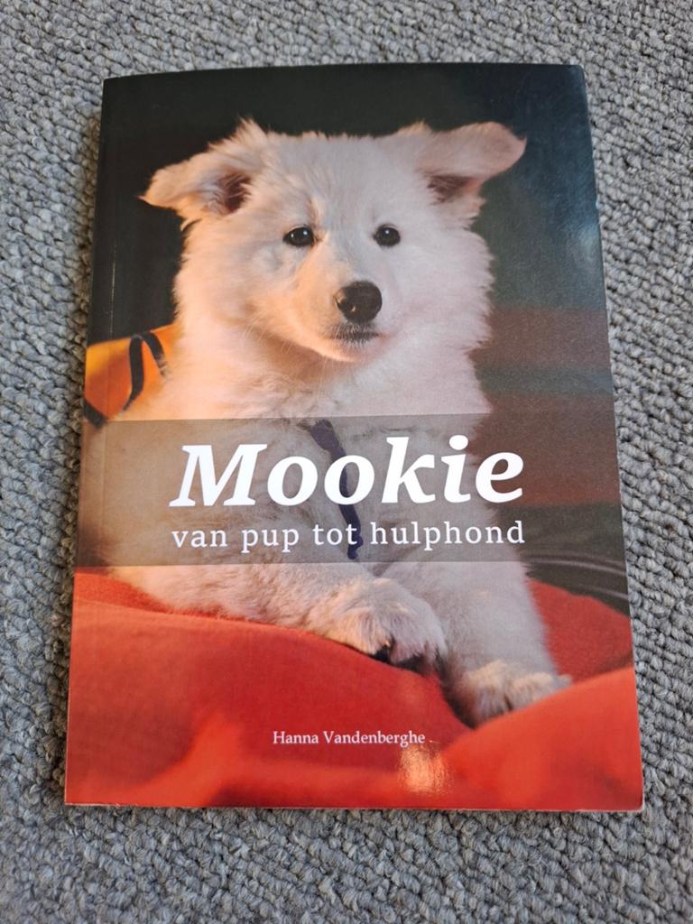 Van Pup tot HULPHOND - MOOKIE - Hanna Vandenberghe, Boeken, Dieren en Huisdieren, Ophalen of Verzenden, Zo goed als nieuw, Honden