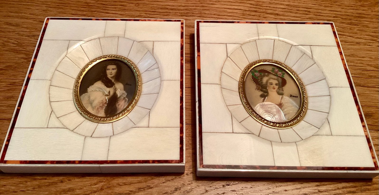 2 Antieke handgeschilderde miniatuur portretjes van been., Ophalen of Verzenden
