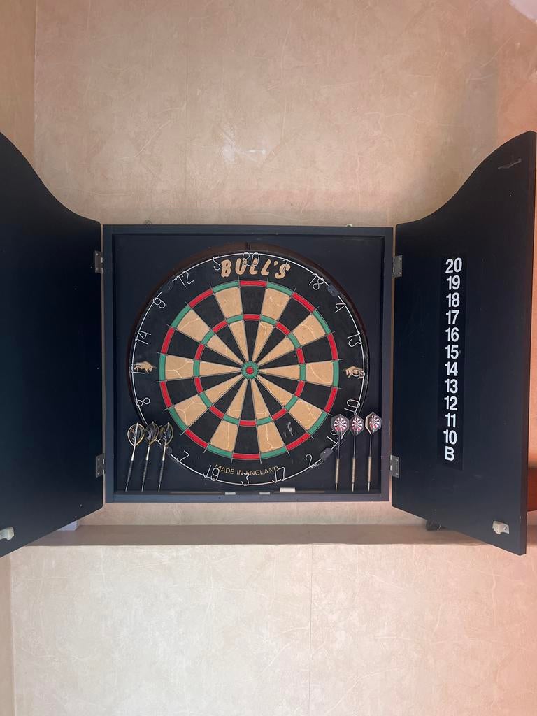 Vintage dartbord met houten kast - Bull's Made in England, Ophalen of Verzenden, Gebruikt, Dartbord met pijlen