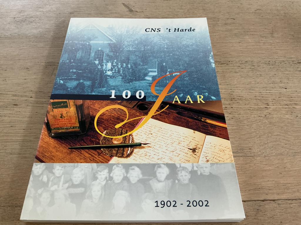 CNS ‘t Harde 100 jaar 1902-2002. Onderwijs. Klassefoto’s enz, Ophalen of Verzenden, Zo goed als nieuw