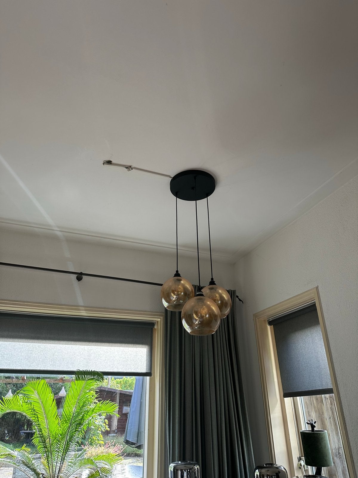 Moderne hanglamp met 3 amberkleurige glazen bollen, Ophalen, Zo goed als nieuw, Glas, E27 (groot)