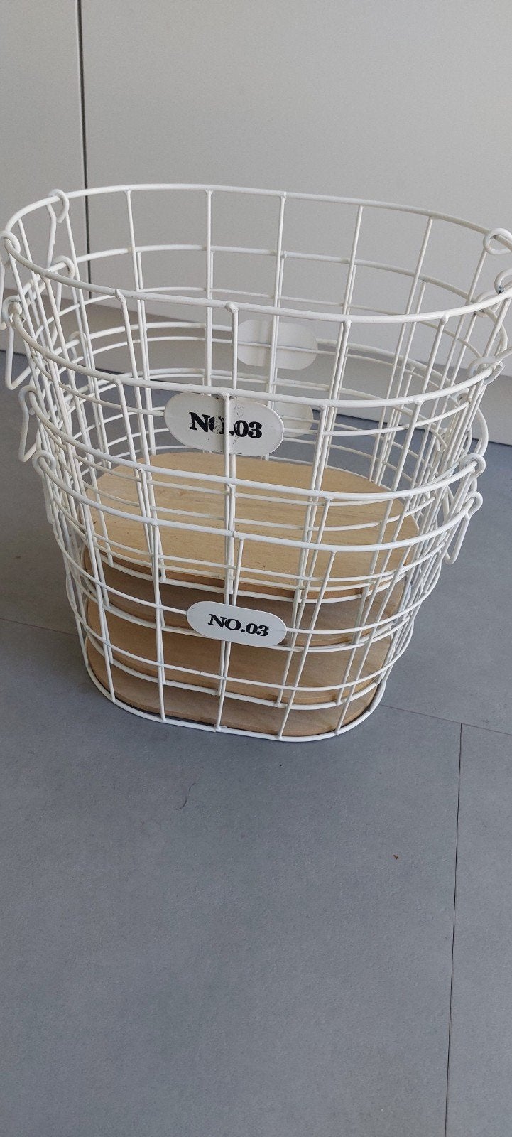 Witte metalen mand met houten bodem - Set  van 4 stuks, Ophalen, Zo goed als nieuw, Rond, Overige materialen
