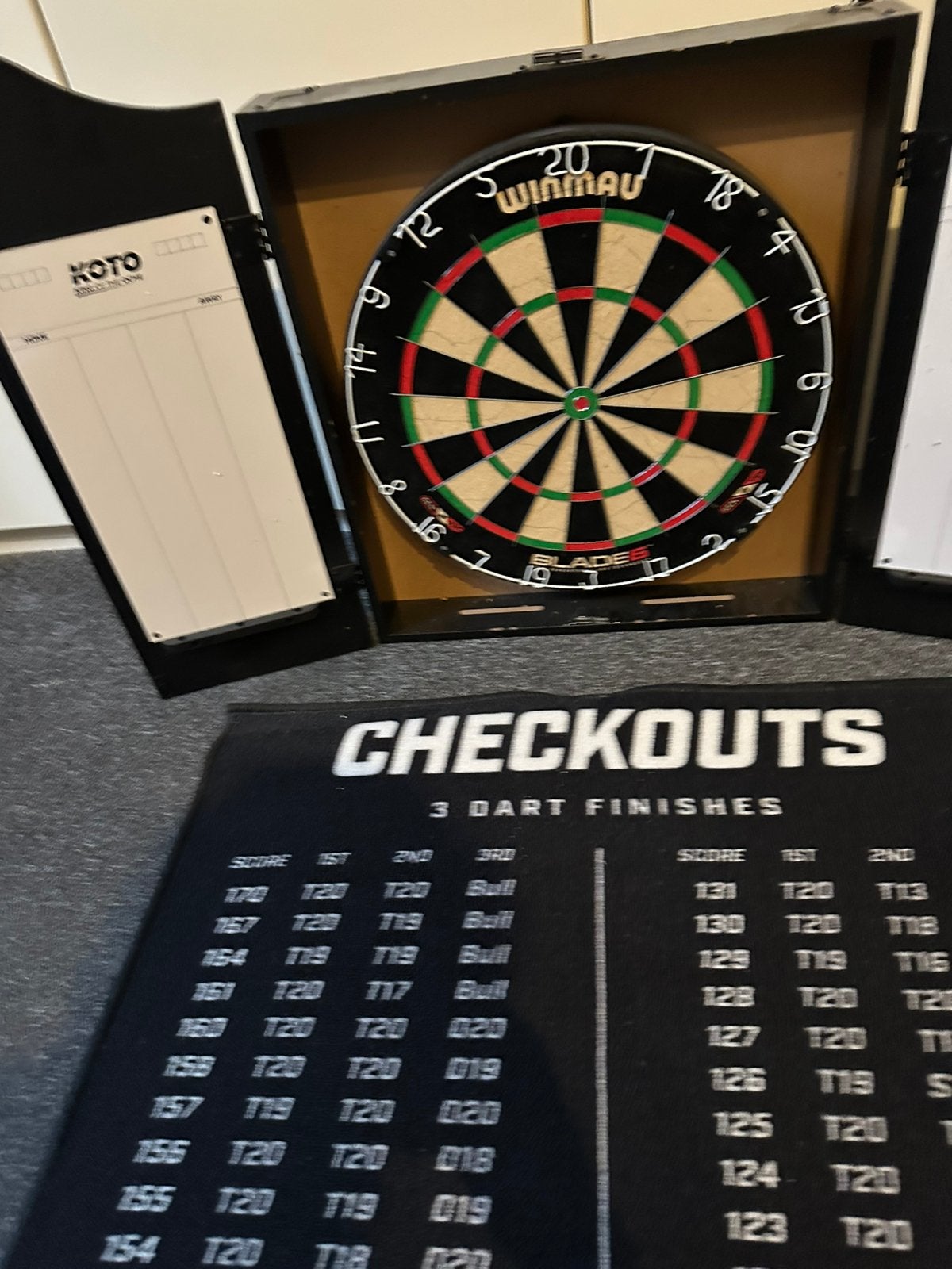 Te koop: Dartbord in kast met Mat zgan, Sport en Fitness, Ophalen, Zo goed als nieuw, Dartbord