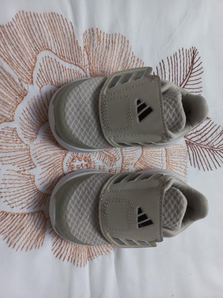 Adidas babyschoentjes zijn nog nieuw, Kinderen en Baby's, Babykleding | Schoentjes en Sokjes, Ophalen, Adidas, Schoentjes, Jongetje of Meisje
