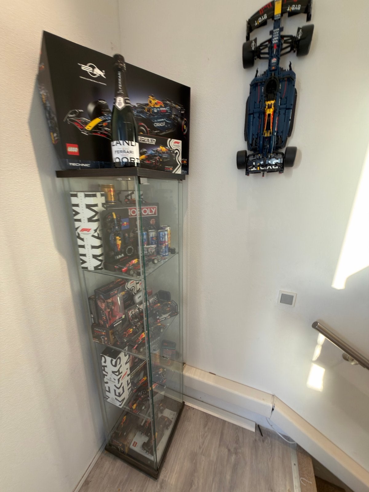 Vitrinekast vol Max Verstappen / Red Bull merchandise, Ophalen, Zo goed als nieuw, Formule 1