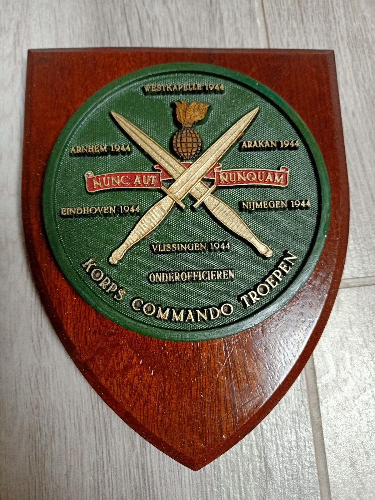 Wapenschild Korps Commando Troepen, Wandschild KCT, Ophalen of Verzenden, Landmacht, Nederland, Embleem of Badge