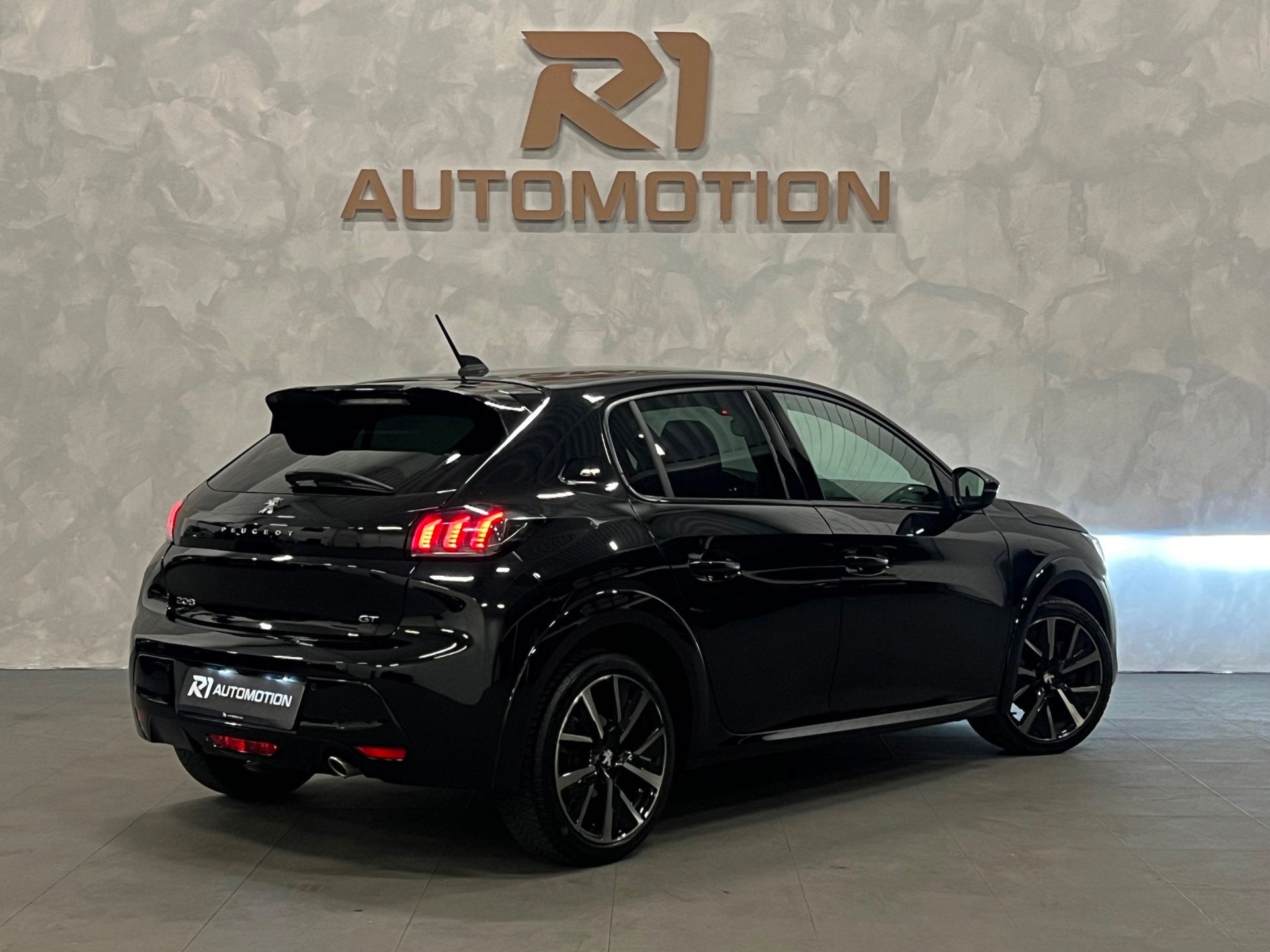 Peugeot 208 1.2 PureTech 3x GT|KEYLESS|CAMERA|CARBON INTERIE, Auto's, Peugeot, 101 pk, Gebruikt, Leder en Stof, Zwart