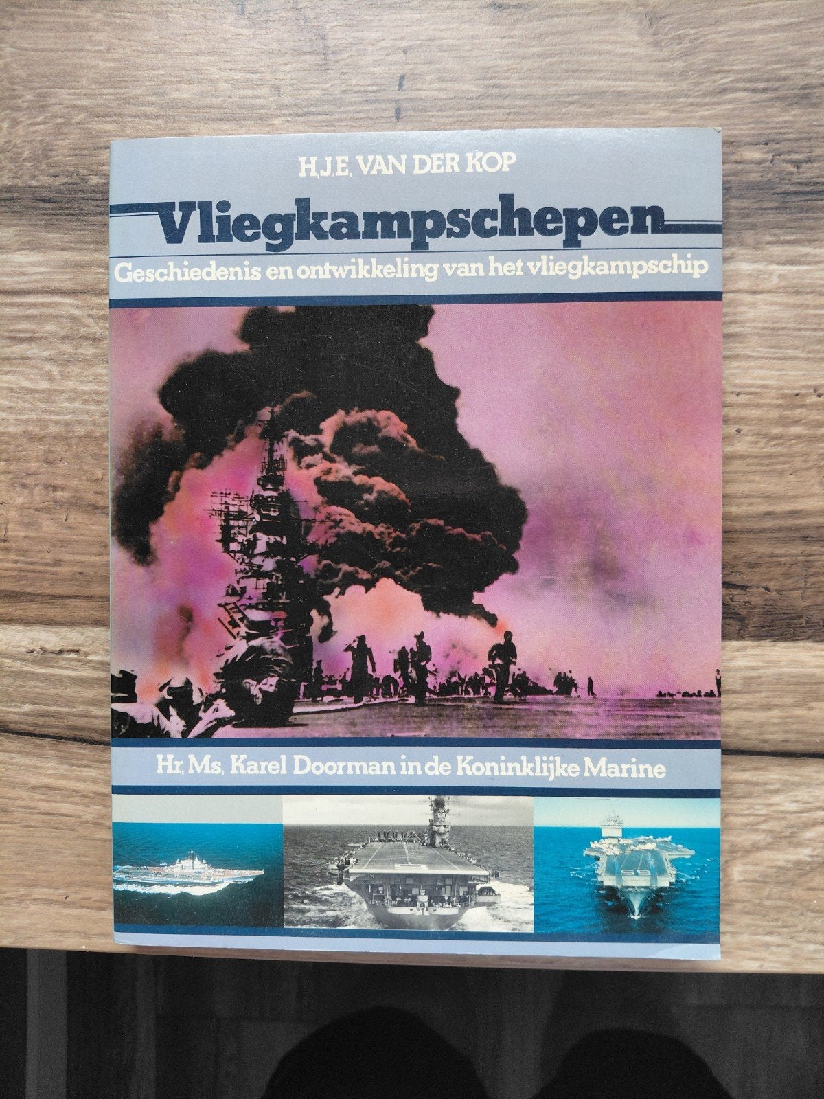 Vliegkampschepen: Geschiedenis en ontwikkeling, H.J.E. van der Kop, Marine, Ophalen of Verzenden, Tweede Wereldoorlog