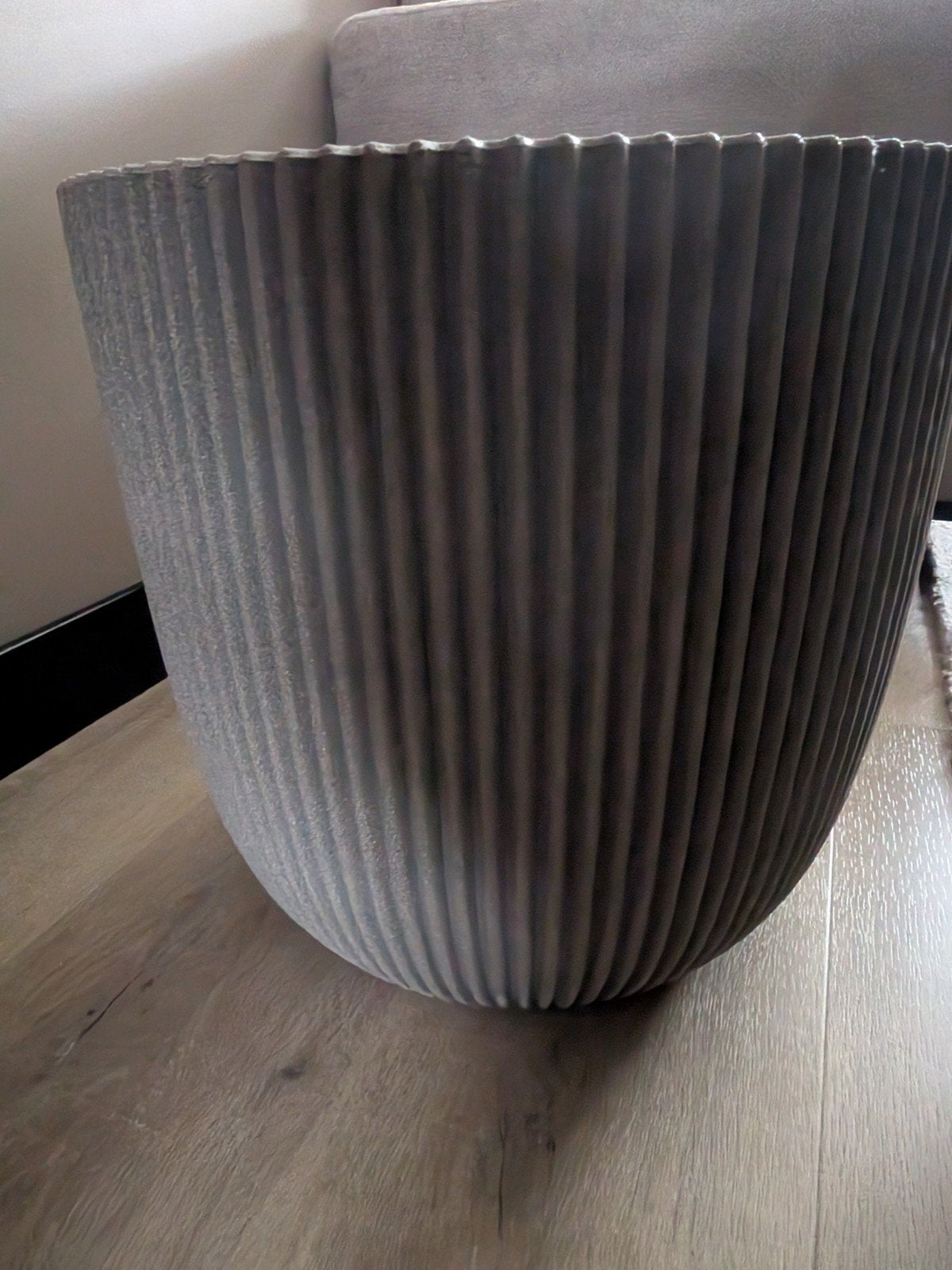 Mooie bloempot Plant r ball Groove 43x41 warm taupe, Tuin en Terras, Ophalen, 40 cm of meer, Zo goed als nieuw, Beton
