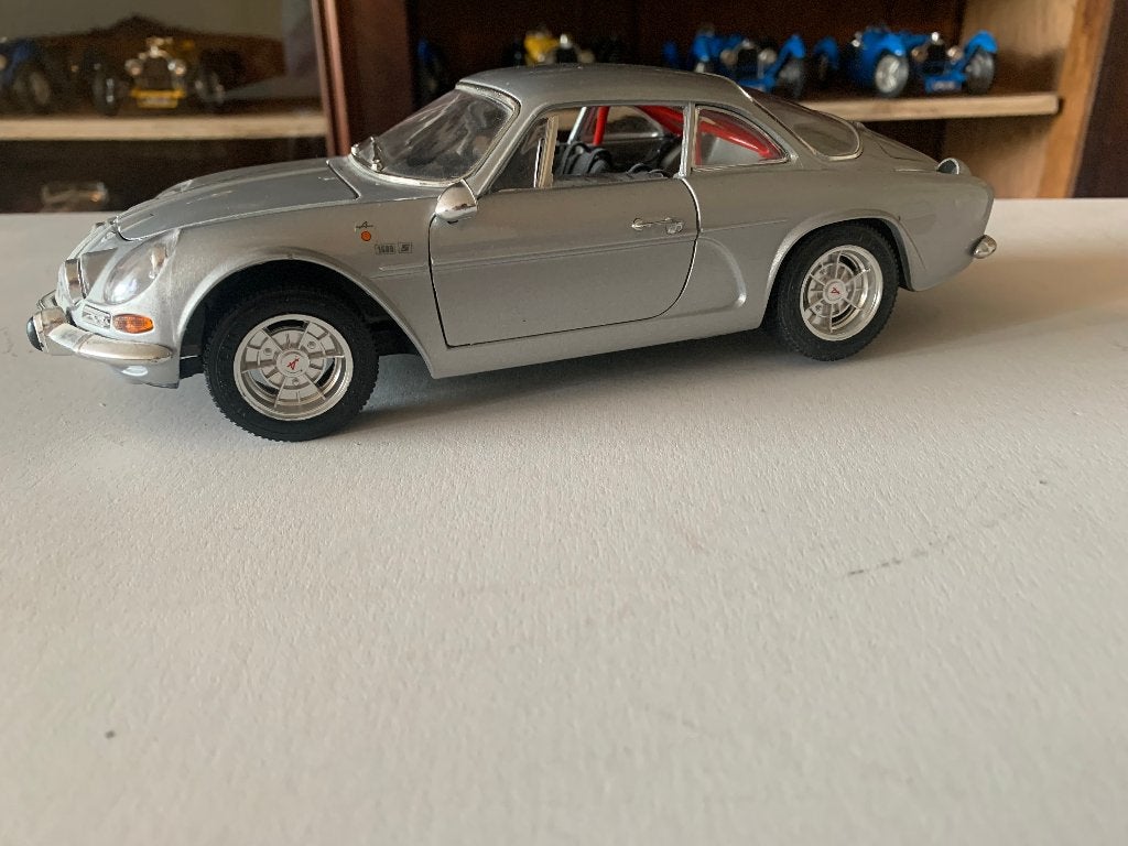 alpine a 110  1\18, Hobby en Vrije tijd, Modelauto's | 1:18, Ophalen, Zo goed als nieuw, Auto, Bburago
