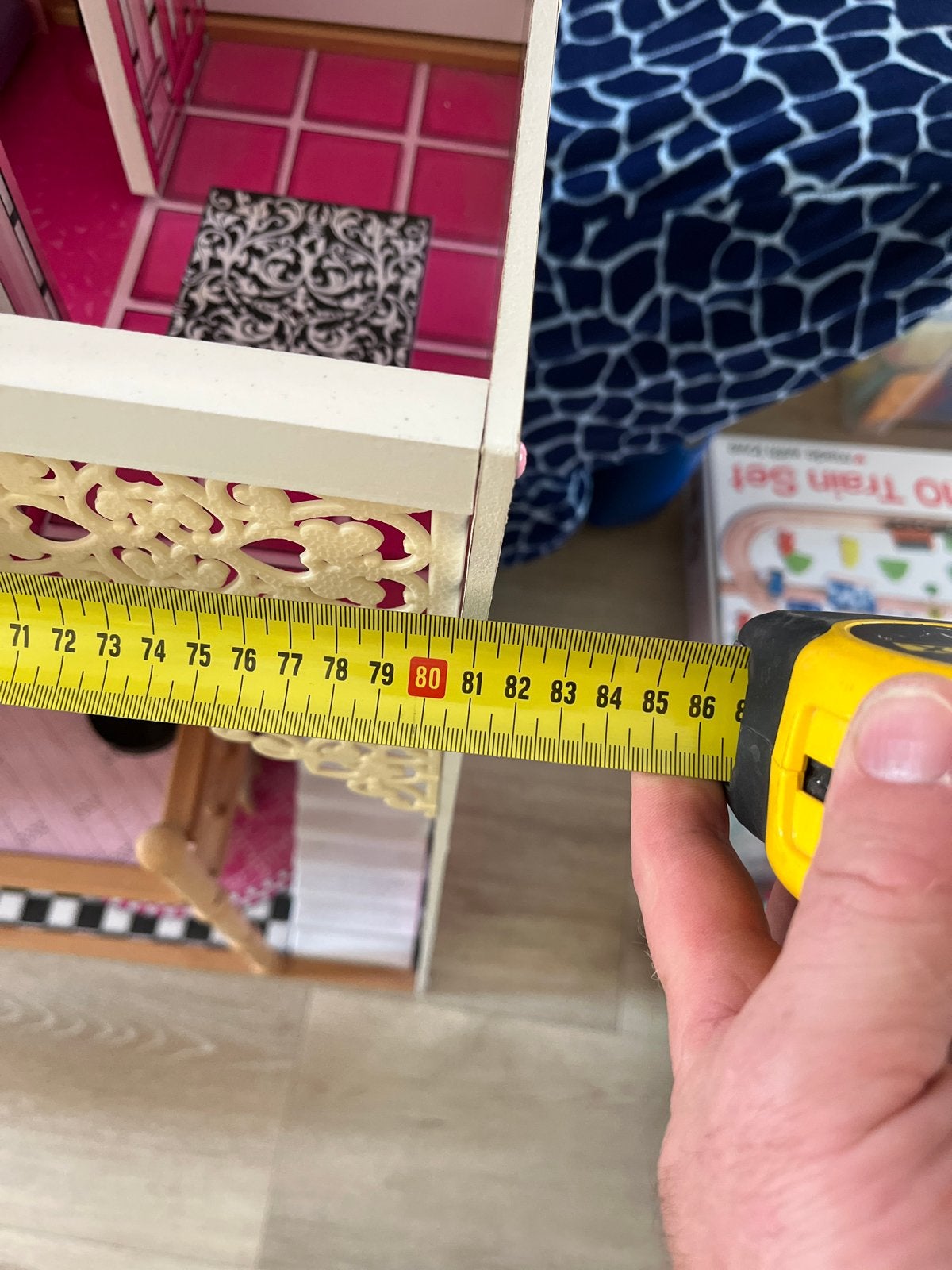 Foto 7 van Groot roze poppenhuis met meubels en accessoires