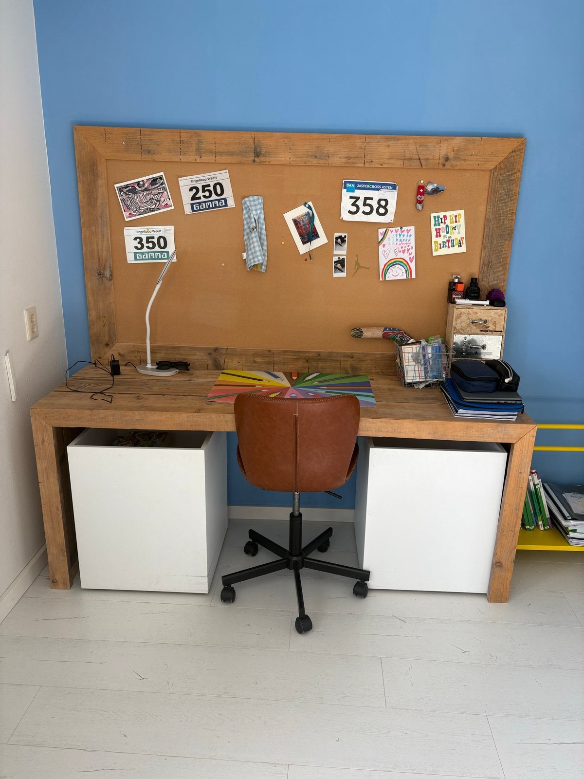 Steigerhouten kinderbureau met prikbord en opbergbakken, Ophalen, Demontabel, Gebruikt, Hout