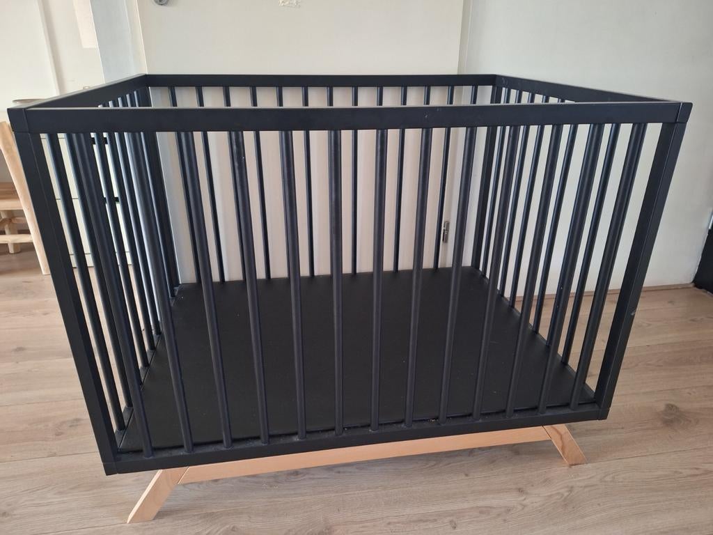 Babybox Donna van Asten - Zwart, zo goed als nieuw, Kinderen en Baby's, Boxen, Ophalen, Zo goed als nieuw, Vierkant, Boxkleed