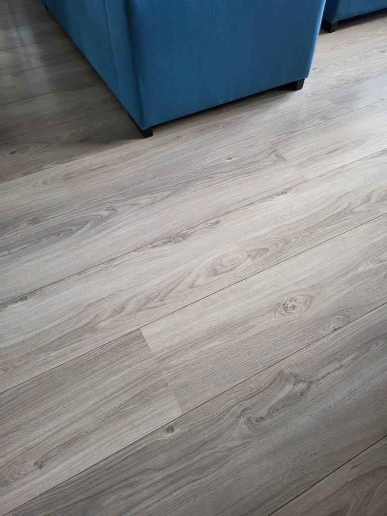 50m2 grijs-beige laminaat vloer - goede staat, Ophalen, Gebruikt, Grijs, 50 tot 75 m²