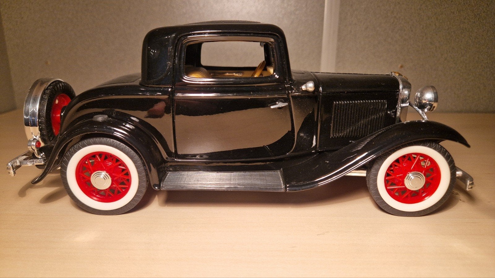 ​Ford 3-Window Coupe (1932) – Zwart – 1:18 – Road Legends (N, Ophalen of Verzenden, Overige merken