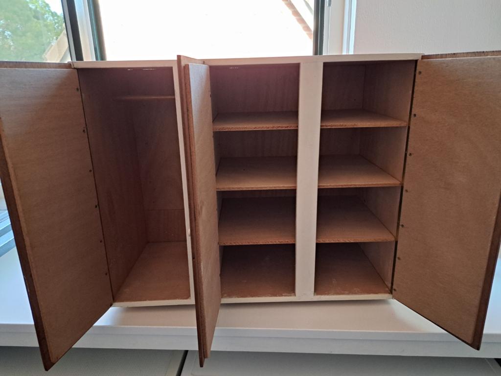 Zelfgemaakte houten kledingkast voor Barbie/poppen, Kinderen en Baby's, Speelgoed | Poppen, Ophalen of Verzenden, Zo goed als nieuw