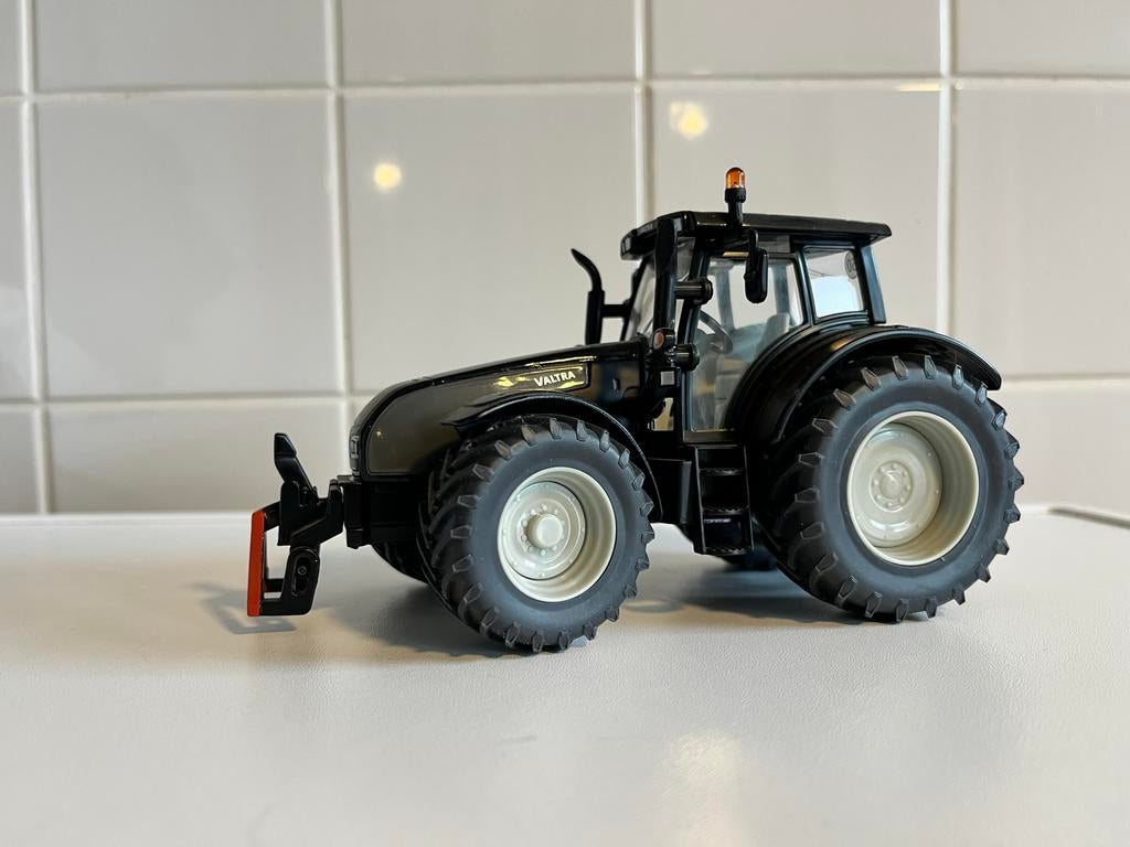 Valtra T191 Siku 1/32 Tractor - Zwart Model, Ophalen of Verzenden, Zo goed als nieuw, Overige typen, Overige merken