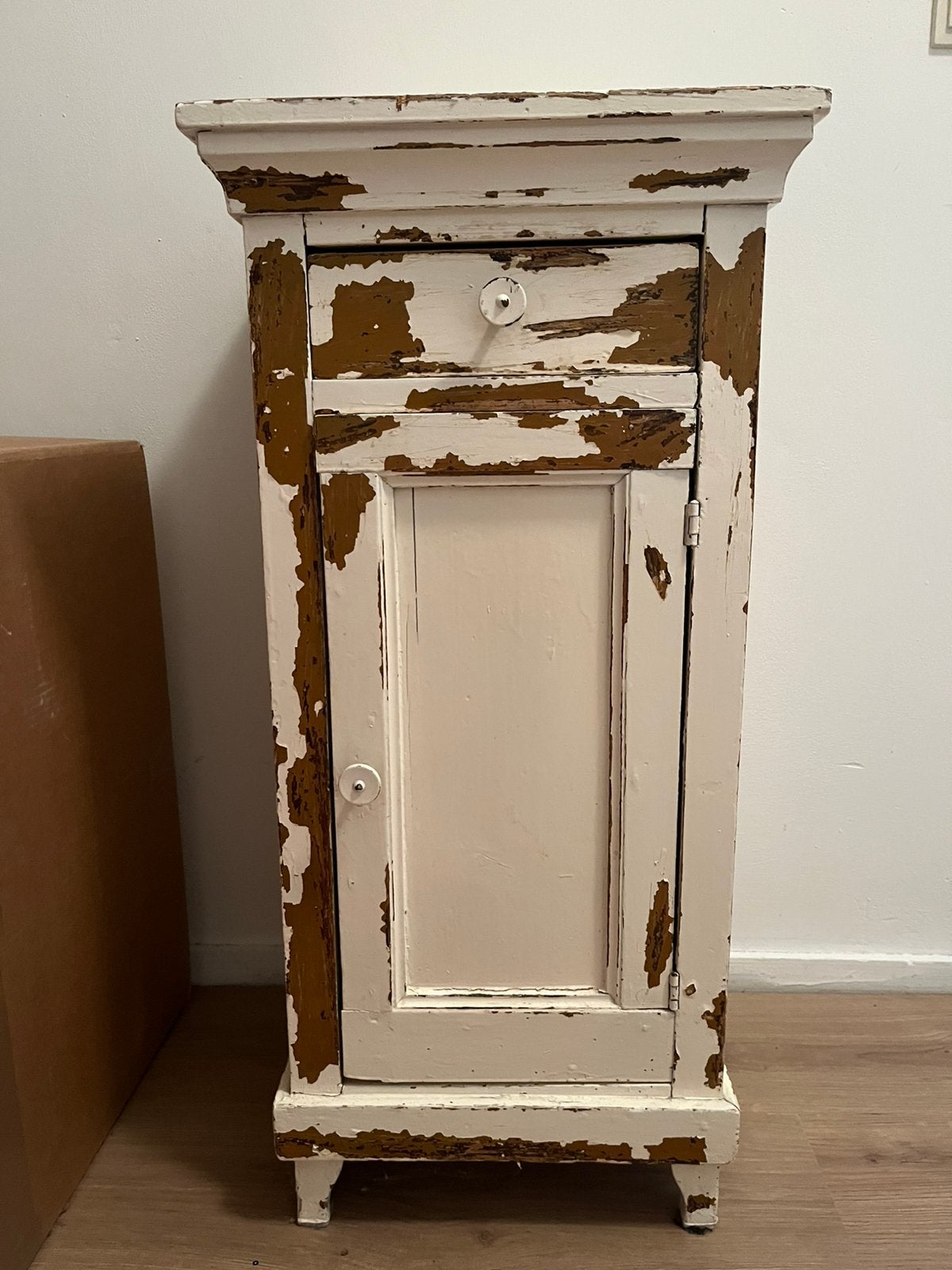 Brocante kastje, Ophalen
