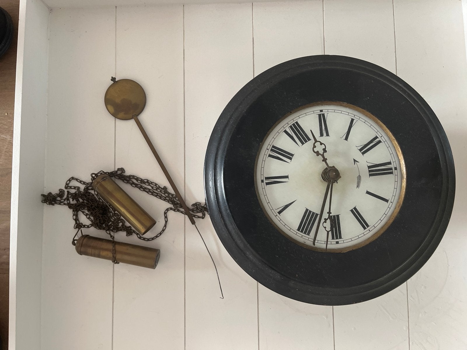 Antieke wandklok met slinger en gewichten, Ophalen