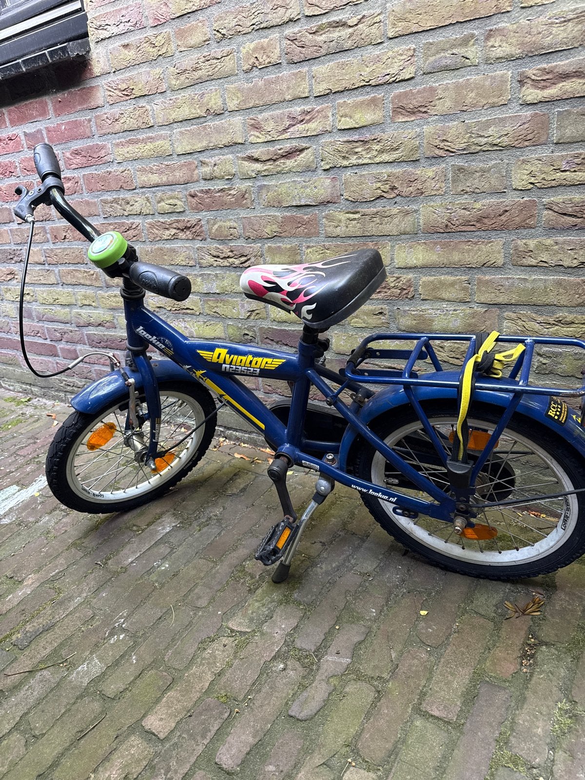 Jongensfiets 16 inch - Blauw met vlammenzadel, Fietsen en Brommers, Fietsen | Kinderfietsjes, Ophalen, Gebruikt, Velgrem, 16 tot 20 inch