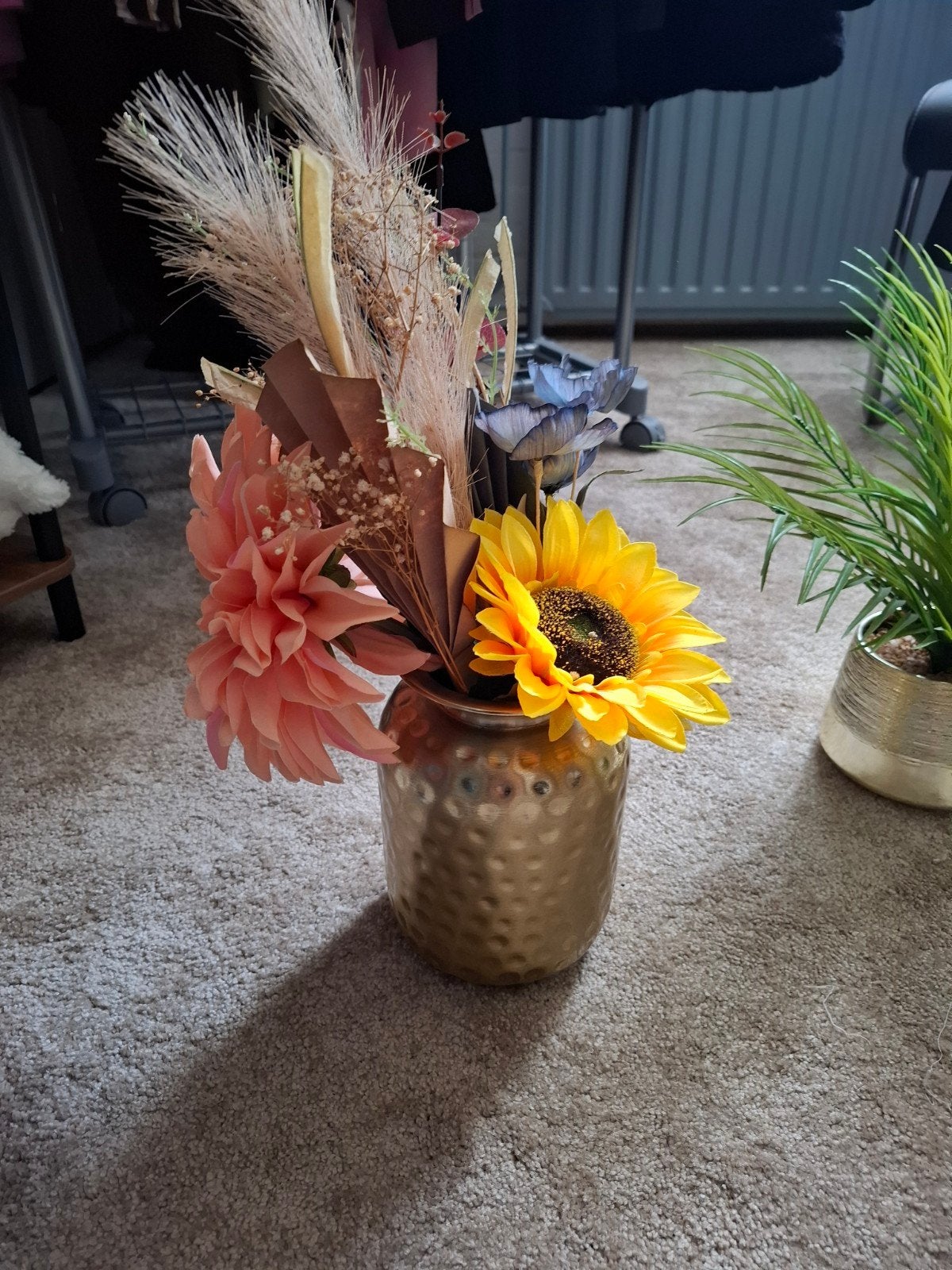 Kunstbloemen in gouden vaas, Ophalen, Zo goed als nieuw