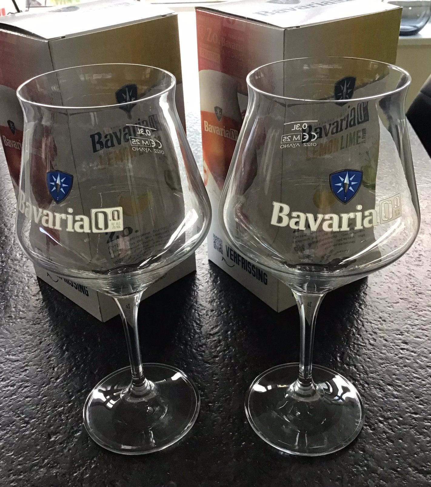 2 Bavaria bierglazen 0.0 op voet (20 cm hoog) nieuw in doos, Ophalen of Verzenden, Nieuw, Glas of Glazen, Bavaria