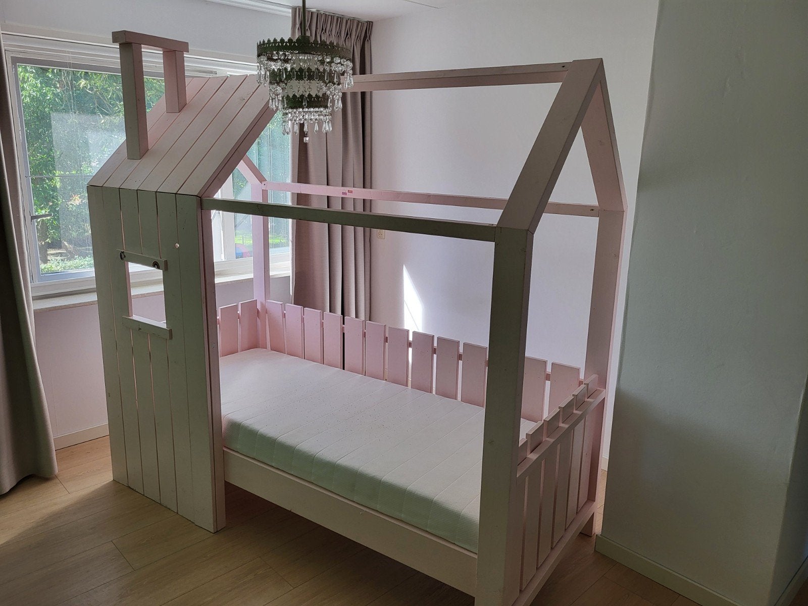 Roze huisjesbed, 85 tot 100 cm, Ophalen of Verzenden, Zo goed als nieuw, Matras