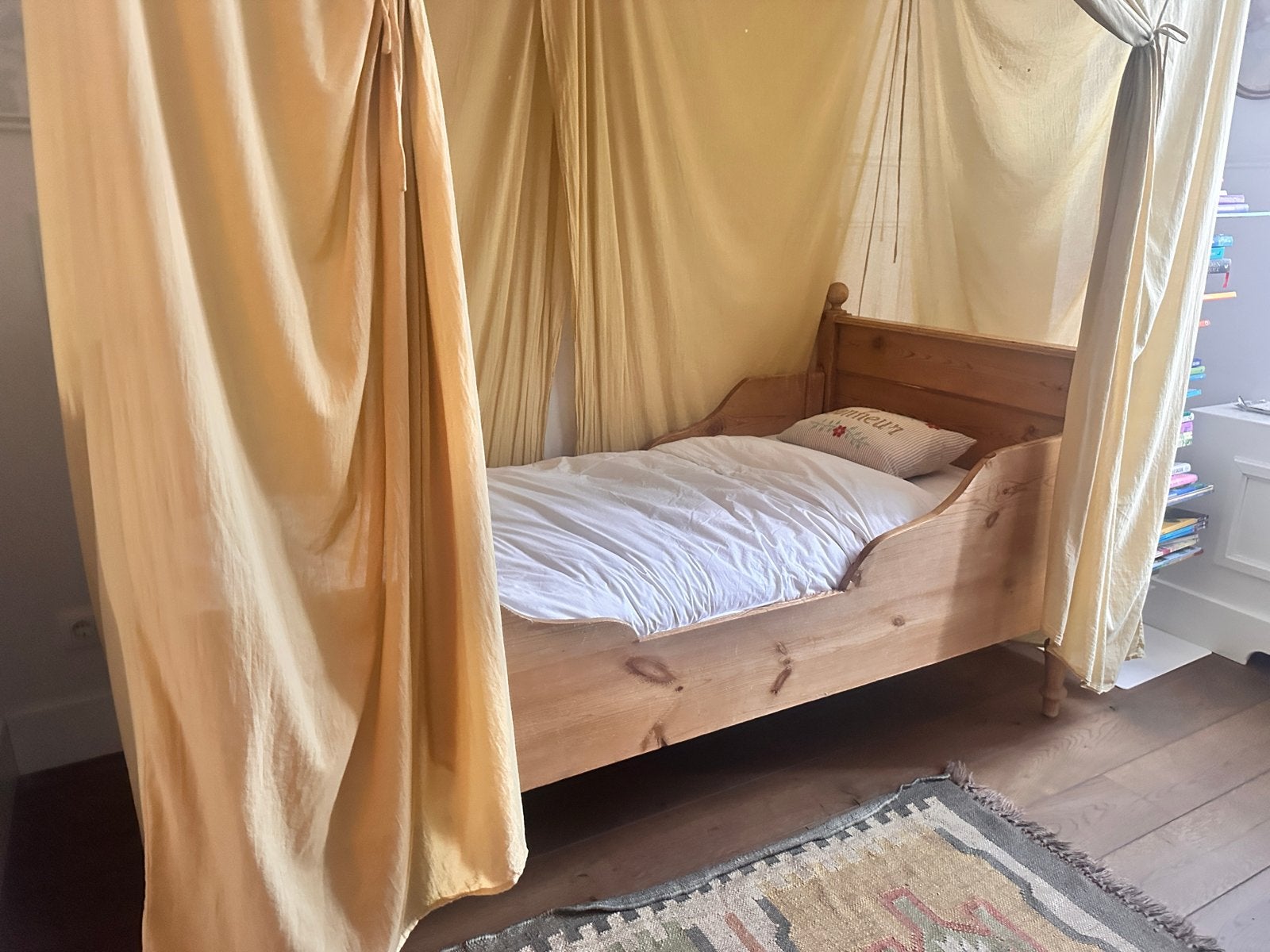 Antiek kinderbed met matras en optioneel hemeltje, Antiek en Kunst, Antiek | Meubels | Bedden, Ophalen